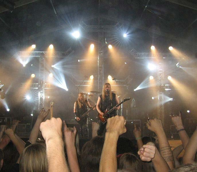 The classic uniform of heavy metal fans consists of "blue jeans, black T-shirts, boots and black leather or jeans jackets.