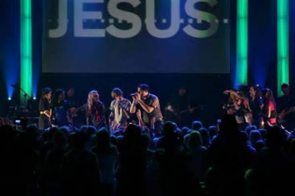 Evangelistic goals The aims for making Christian music vary among different artists and bands. Often, the music makes evangelist calls for Christian forms of praise and worship.