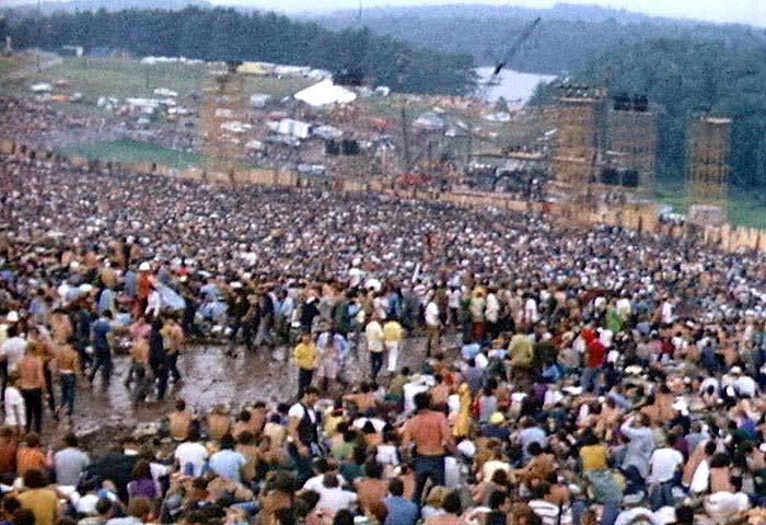 Psychedelic rock at its height The Redmond Stage at the Woodstock Festival in 1969 Psychedelic rock reached its apogee in the last years of the decade.