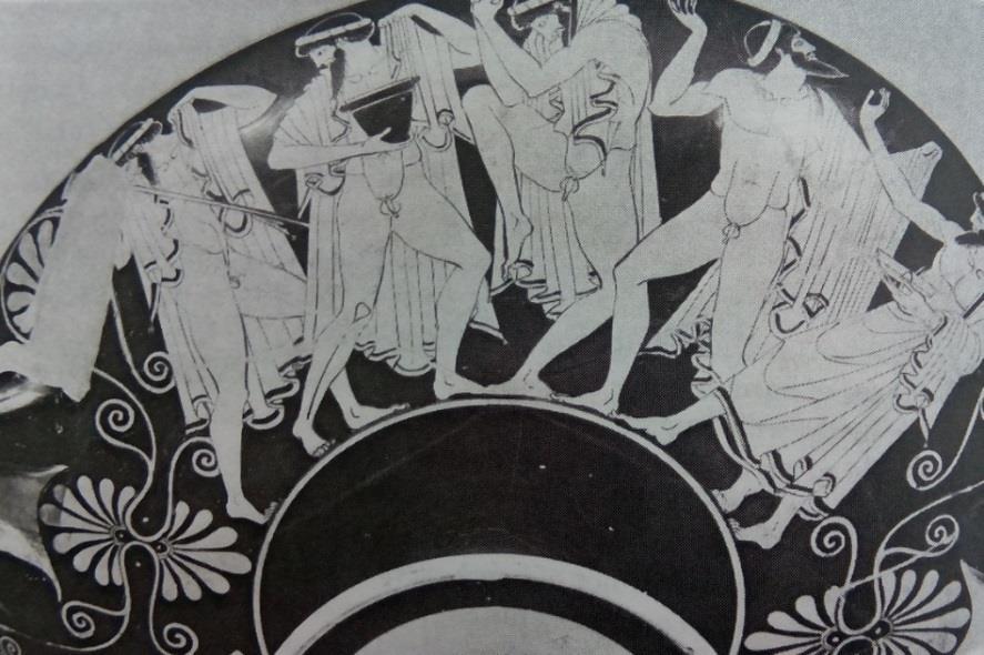 Fig. 1. Nesta copa ática de figuras vermellas (Vulci, ca. 490-480 a. C.) pódese observar un home bailando na típica escena dun κῶμος. British Museum.