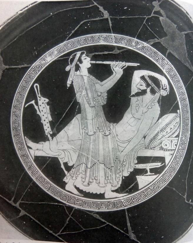Fig. 3. Muller tocando o αὐλός para un home deitado. Interior dunha copa de figuras vermellas doo pintor de Colmar. ca. 490 a. C., Vulci, Museo do Louvre, Paris.