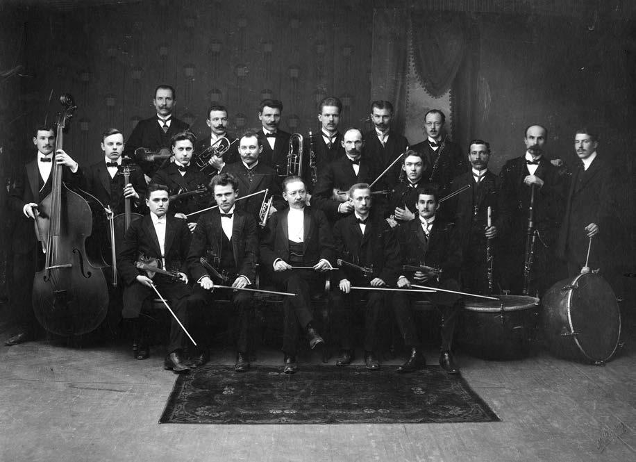 biedrības Simfonija orķestris; to vadīja Rīgas mūzikas skolas direktors Hanss Nedela (1866 1938).