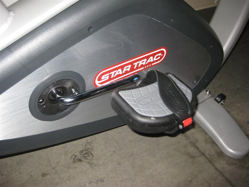 Attach left pedal to left pedal crank, then tighten securely.