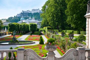 Fourth Tour: We take you on a stroll through the old city, seeing selected points of interest. Accompanied by your guides, you will discover the most important sights of Salzburg.