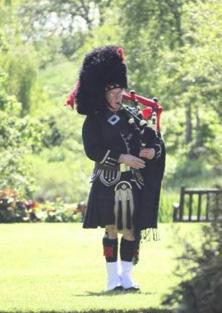 ROD CAIRD BAGPIPES ANNA TER HAAR FLUTE PICCOLO ALTO FLUTE WHISTLES FOLK FLUTE The great highland bagpipe Weddings, funerals, birthday parties, anniversaries, competitions, folk nights, more teaching,