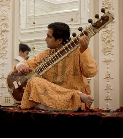 280-750 Hz From 11 to 13, grouped in a single set In the closed handle, below the playing strings Two All (playing and taraf) Sarangi Metal Shared with playing strings According to the rag and