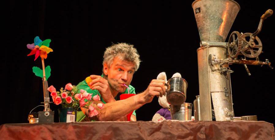 CHILDRENS / FAMILY / PHYSICAL THEATRE / VISUAL THEATRE LOOSE ENDS Jens Altheimer Tie up some Loose Ends when an adventurous one-man show full of groovy gadgets, playful puppets, skillful clowning and