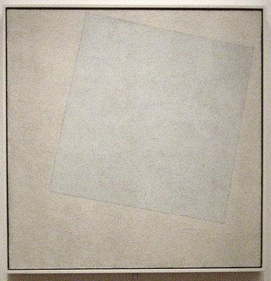 Slika 17: Kazimir Malevič: Belo na belem. 1917 18. Muzej moderne umetnosti, NY Vse te serije se vedno znova vračajo k istim geometrijskim likom, h kvadratu, križu in krogu.