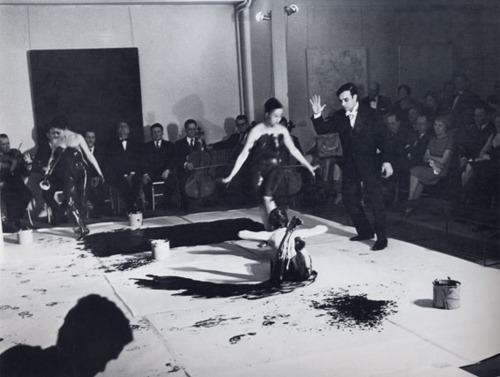 Pollockovega fotografskega performansa z godalnim orkestrom, ki je igral Kleinovo monotono simfonijo, Pollockovo delavsko opravo pa z aristokratskim frakom in belo kravato.