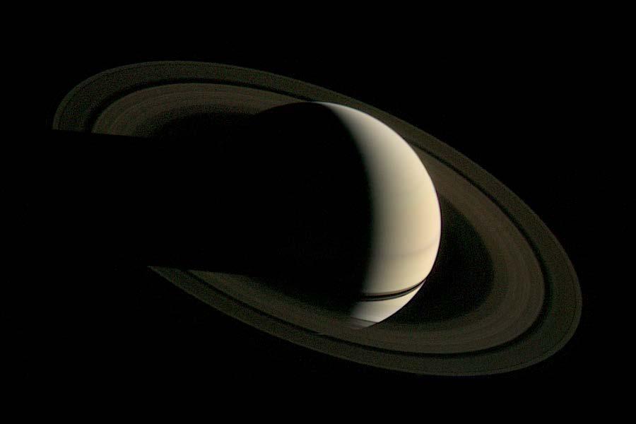 A DERRADEIRA ADIVIÑA DE SHANNON 10 redundancia se se volve engadir despois? A resposta é que se trata de diferentes tipos de redundancia. Figura 6: Unha das imaxes de Saturno tomadas polo Voyager 1.