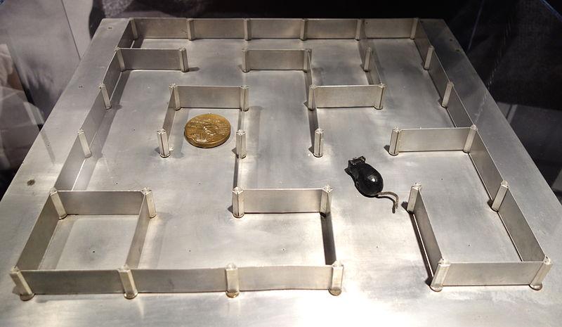 A DERRADEIRA ADIVIÑA DE SHANNON 6 Figura 3: O rato mecánico de Shannon no Museo do MIT. Creative Commons 1.