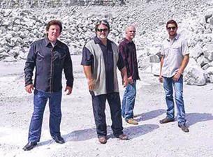 Marty Raybon Rejoins Shenandoah SHENANDOAH, announced the return of lead singer MARTY RAYBON. Following a 17-year absence, Raybon rejoins the group this October. www.shenandoahband.