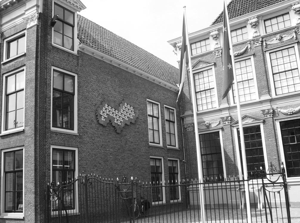 Leeuwarden onde naceu Escher tiña unha comunidade de 600 xudeus, da que ao final da segunda guerra mundial so quedaron cen, como lembra unha inscrición conmemorativa nunha praza da cidade.