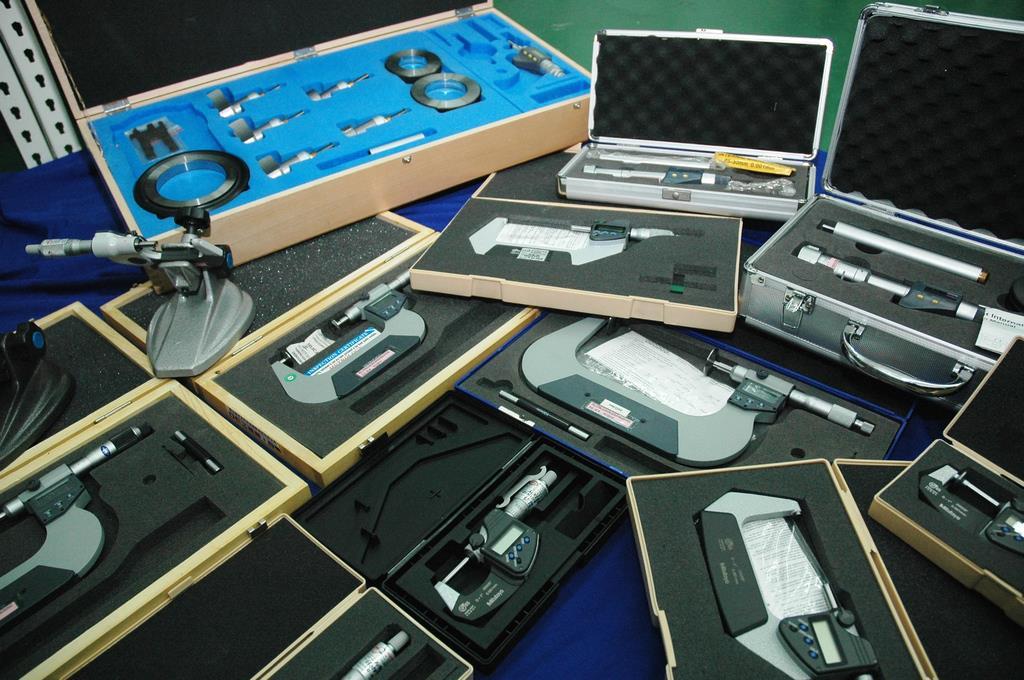 OUTSIDE DIGITAL MICROMETER Measuring range : 0-25mm (1x) 25-50mm (1x)