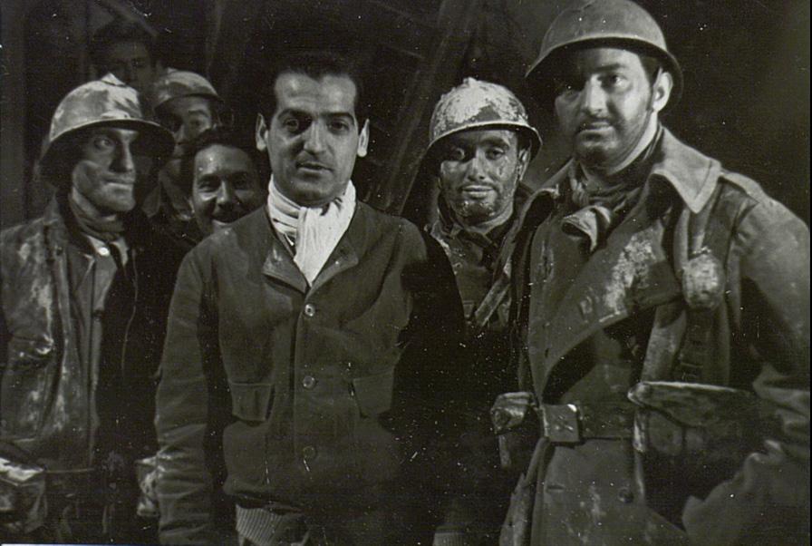 6 Arturo Ruiz-Castillo with the cast of El Santuario no se rinde (1949) The confusion created by this apparent change of ideological positioning would not see an end, not even years later when, in