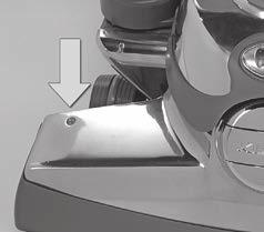 4 Pentru a re-cupla cureaua astfel încât rola periei să se rotească, ridicaţi capacul farului şi folosiţi mânerul pentru a roti ridicătorul de curea complet la dreapta (în sensul acelor de ceasornic)