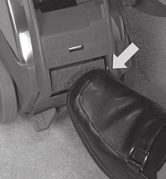 3 Apăsați pedala inferioară a Toe-Touch Control de câte ori este necesar pentru a ridica duza de putere la înălțimea dorită.