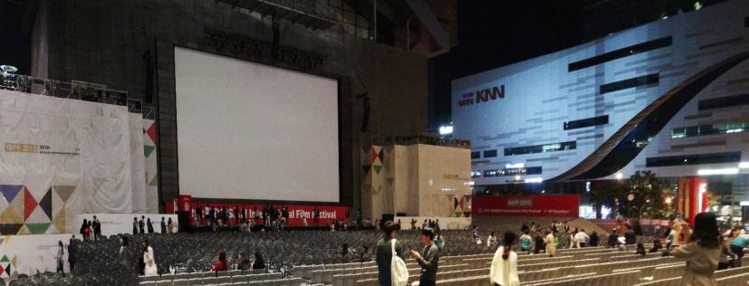 Simone Shu-Yeng Chung Fig. 2. View of open-air BIFF Theatre stage at Busan Cinema Center. Photograph by author (October 2015). capacity to draw in new visitors, both domestic and foreign.