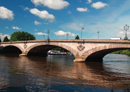 London landmarks The River Thames goes from the west of England, through London and to the sea a distance of 246 km / 346 km. Kew Bridge is in West London. It s aout 110 / 180 years old.
