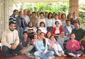 Workshop pe tema Violenţa tinerilor San Salvador, El Salvador 1-5 noiembrie 2007 25 de copii din El Salvador, reprezentând credința Bahá'í, budismul, creştinismul, tradiţiile indigene, islamismul şi