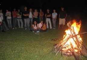 În prima zi a fost organizat un foc de tabară pentru a le ura bun venit tinerilor participanţi.