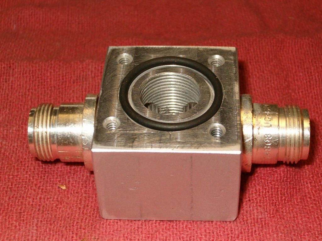 The block is drilled on 4 sides, 2 for mounting the UG-680 N connectors; one