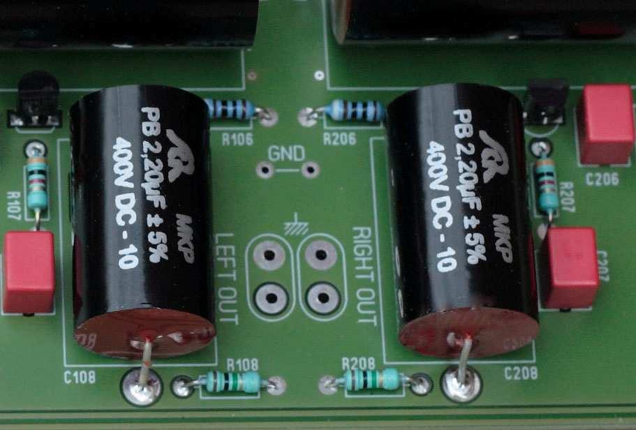 ANALOG OUTPUT CONNECTOR The Jundac Five integrates a stereo analog outputs (LEFT and RIGHT). The ground is the top pin, see figure 6.
