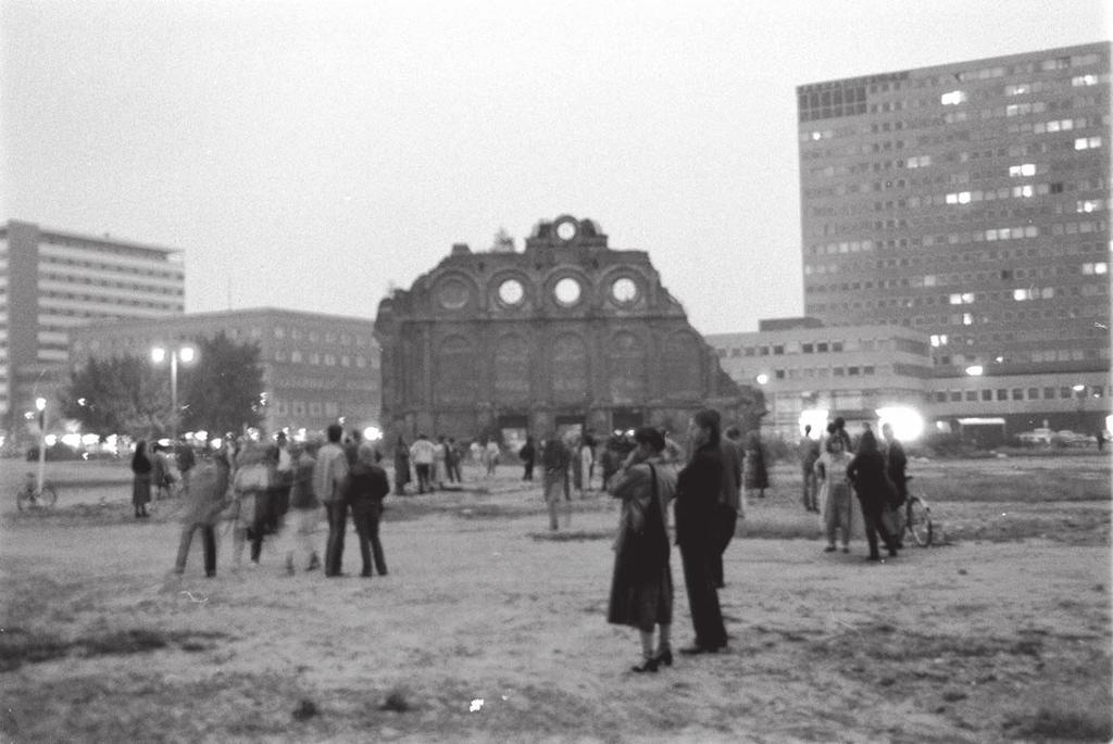 From a musical point of view 101 Figure 5. Evening at Anhalter Bahnhof. Figure 6. Façade of the Whitney Museum showing the speaker placement for Vertical Water.