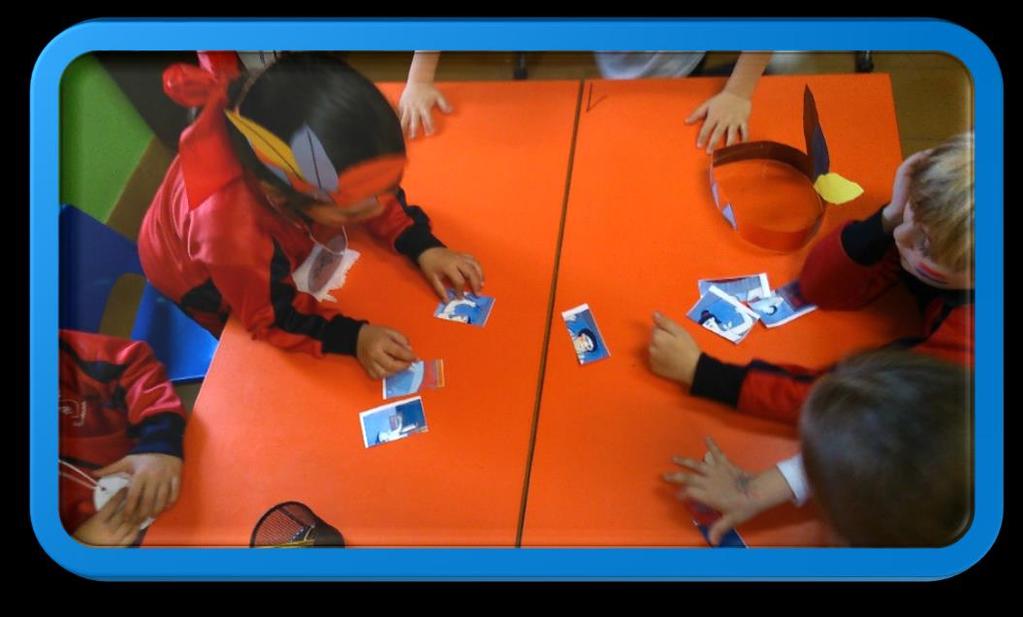 Foto 8: Nenas e nenos desenvolvendo a dinámica de pequeño grupo O crebacabezas.