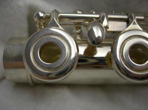 Bottom Mount or Hidden Adjusting Screws Mechanism Historically, the flute mechanism has been pinned.