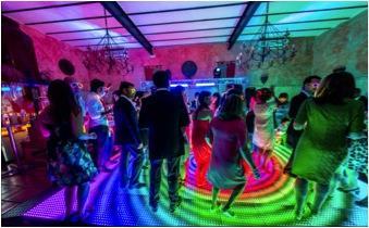 impact on the dancing are of the venue. Includes transportation, assembly and tech assistance throughout the whole event. Dance floor areas go from 9 to 42m 2.