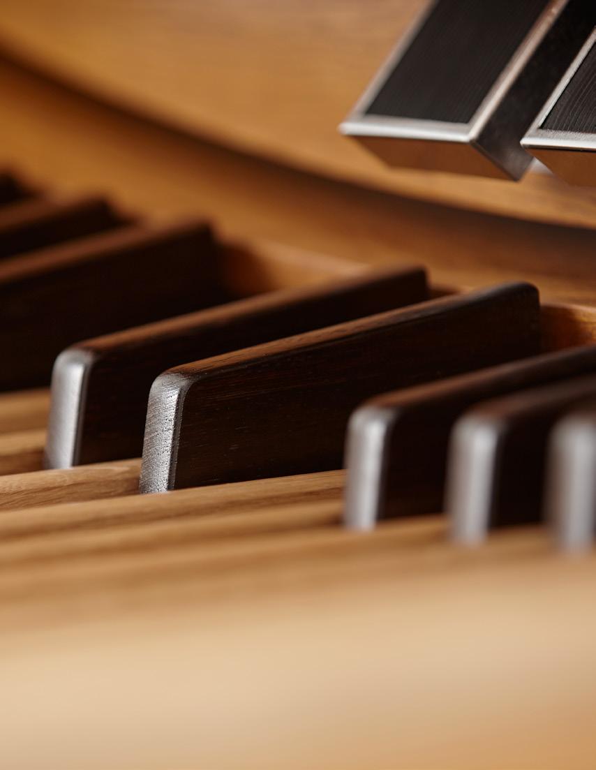 ACCOMPANYING AND INSPIRING The organ available in an oak design in different colors features two keyboards, a 32-note pedalboard, and 33 original voices in the standard stop list.