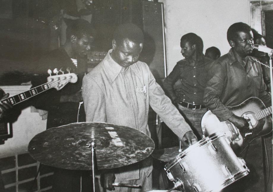 Photo 28: Bosco, performing in 1974 in Kolwezi Photo 29: Bosco, performing in 1987 at Au Relais in Lubumbashi 64 According to John Low, who stayed with