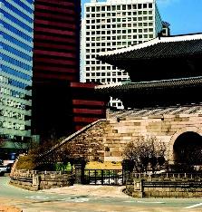 Sungnyemun Sungnyemun (Gate of Exalted Ceremonies) stands majestically in the