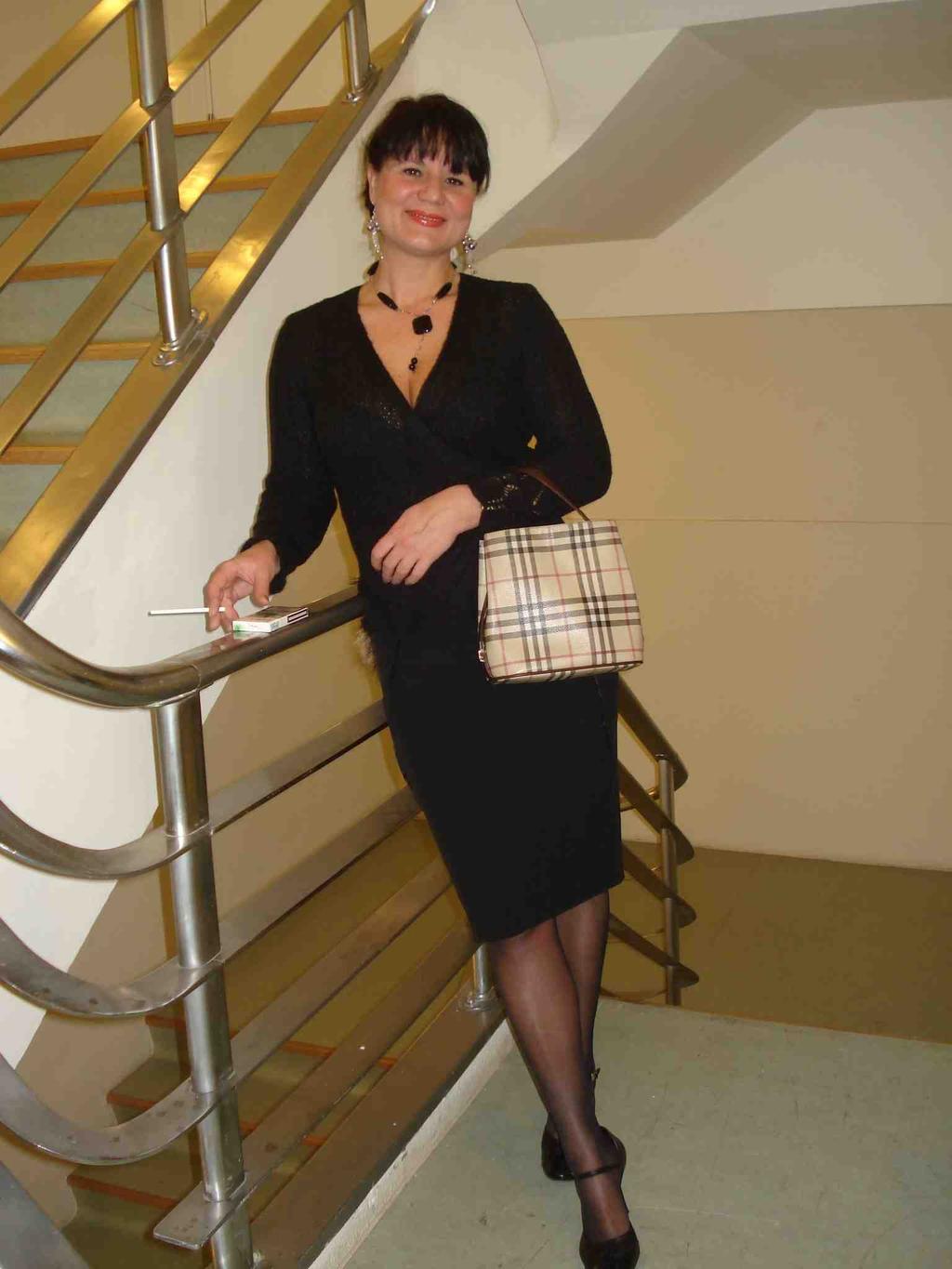 liftul Simona Şerban (din volumul O femeie frumoasă cu pălăria strânsă spre ceafă ) şase grade de libertate seara, la o oră care nu aparţine ecranului cineva îmi recunoaşte aparent cele şase grade de