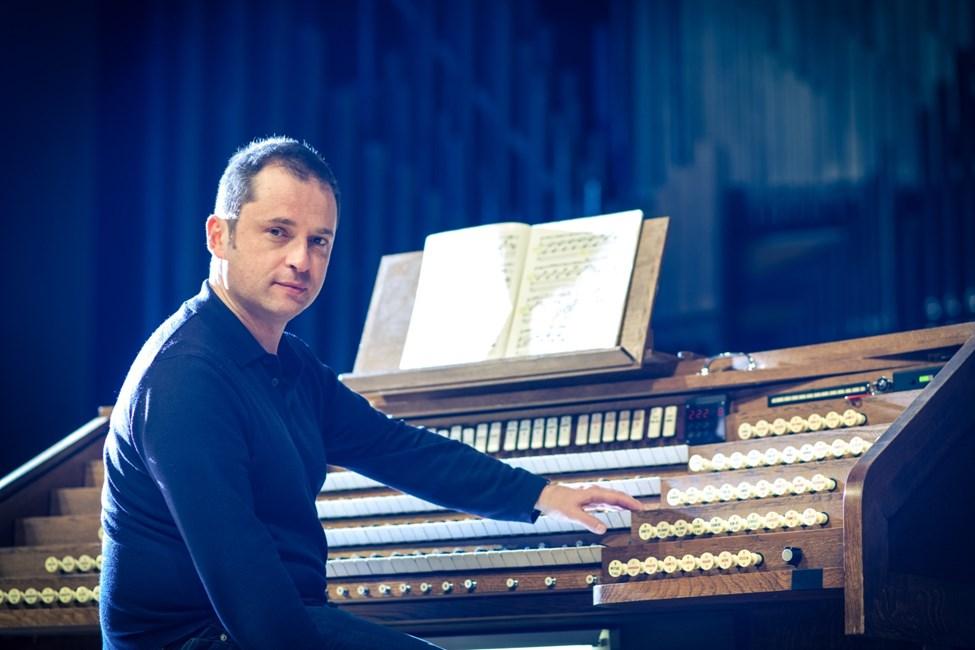 org Vincent Warnier, Concert Organist Sunday, April 29, 2018 In 1992 Vincent Warnier won the Grand Prix de Chartres for interpretation at the Chartres