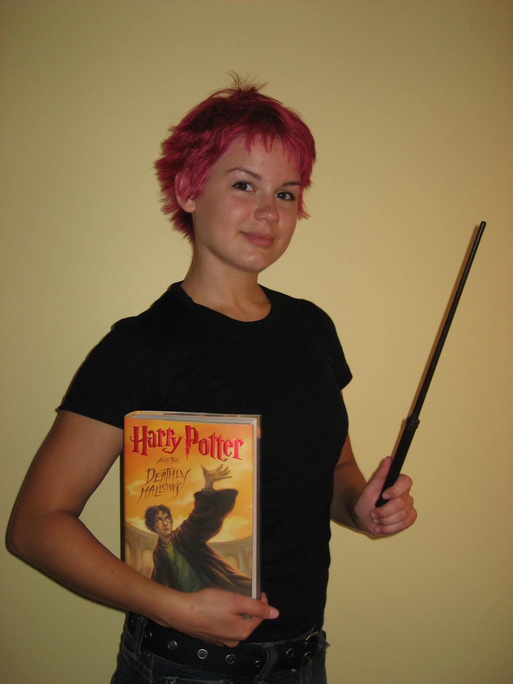 Rowlings, J.K. Harry Potter and the Deathly Hallows.
