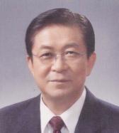 graduated from Korea University with a B.L. in Law (1965), passed the public administration examinations (5th), and entered the Postal Service Ministry(1967).