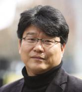 He served as director-general of the National Radio Research Agency (2000) and chief of the Chungcheong Communications Office (2002).