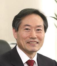 He was appointed vice-chairman of the Korean Broadcasters Association (2001). He was named a chair-professor of information and broadcasting at Sookmyung Women's University (2005).