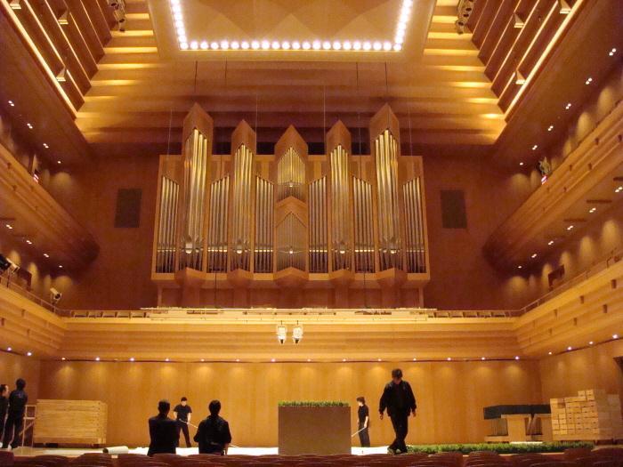 Can the sense of acoustic intimacy created by a fine concert hall be measured in how many milliseconds it takes sound waves to ricochet from the walls and balconies and reach a listener in the seats?