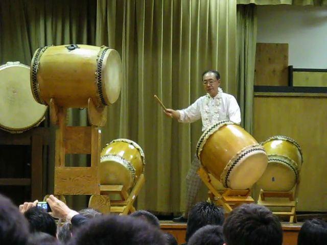 Figure 20. Mochizuki Saburo playing a nagadō-daiko/ō-daiko setup at the 2011 NATC opening jam session Mountain View Buddhist Temple, Mountain View, CA.