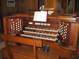 Mark Steiner tells me that the exact specification is often in a state of flux, but here is the present configuration: Steiner shop shutters Steiner shop console GREAT ORGAN CHOIR ORGAN 16' Principal