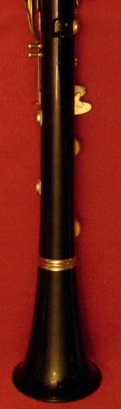 Left hand: Start by holding your clarinet with your left hand. Put your index, middle, and ring fingers on the rings and tone hole as indicated in the photo on the right.