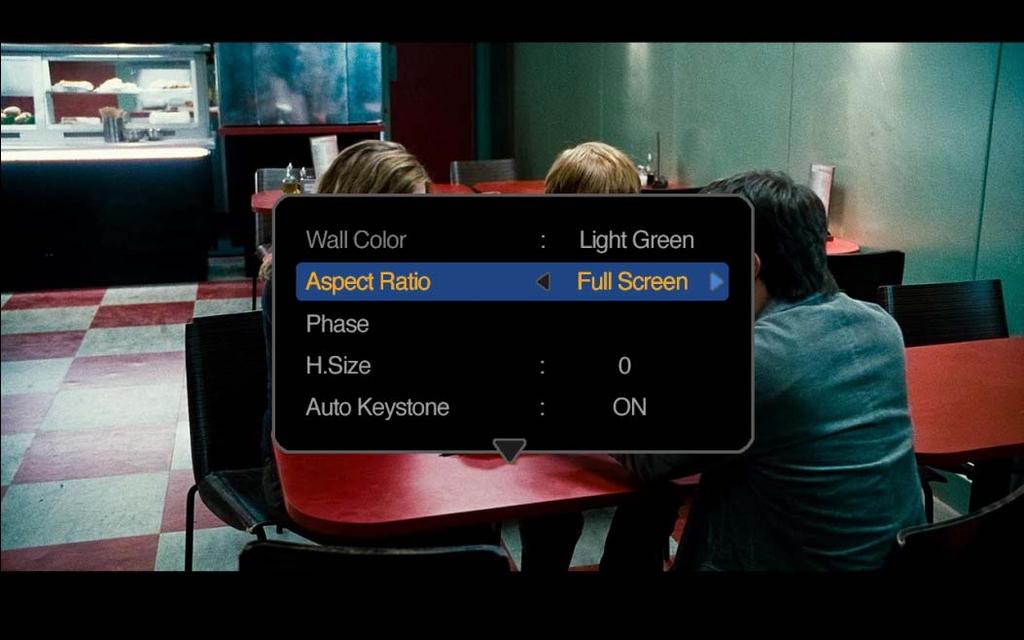 Korištenje PC/video iskočnih izbornika Projektor ima višejezični OSD izbornik koji vam dopušta prilagođavanje slike i promjenu različitih postavki.