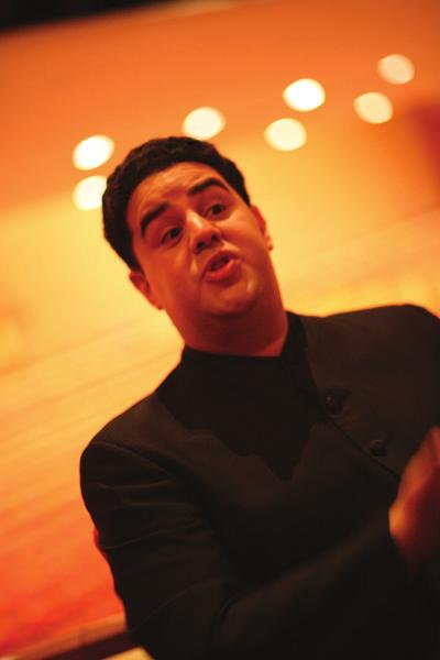 Now an accomplished violinist and experienced conductor, Tito Muñoz is commanding the baton on the stage of The Phoenix Symphony for his first season.