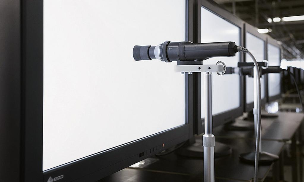Thanks to the backlit buttons, the monitor can even be operated in dark environments. This is particularly helpful in dark post-production studios.