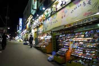 8 Namdaemun Market Namdaemun Market No. of shops Around 250 Address 45 Namdaemunsijang-gil, Jung-gu, Seoul Contact Namdaemun Market Merchants Association Phone +82-2-753-2805 Homepage www.