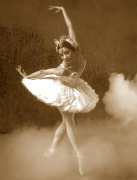 Fetiţa nu avea decît o obsesie: dansul. Cu cît creştea mai mult, cu atît se minunau şi profesorii mai mult de talentele sale.
