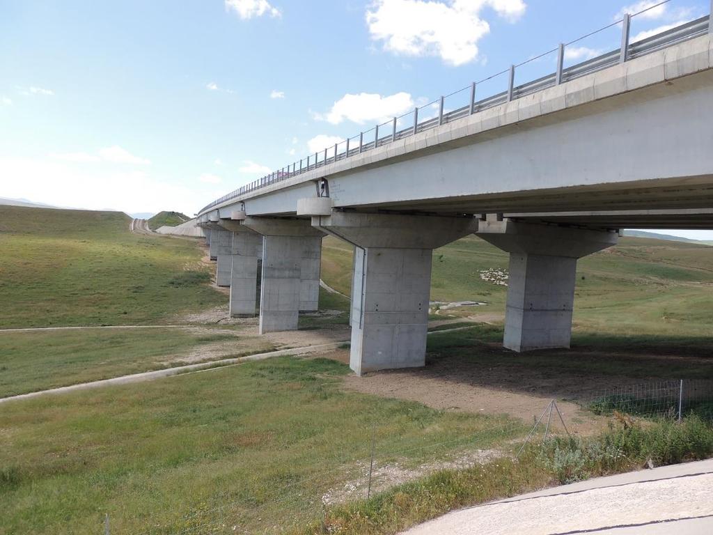 Figura nr. 4-9 Structurile mari (poduri, viaducte, tunele) pot asigura menţinerea permeabilităţii pentru fauna sălbatică (locaţie: autostrada Transilvania) D.